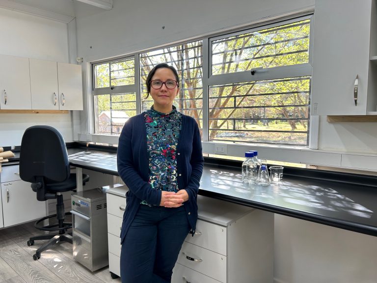 Constanza Napolitano: La investigadora que utiliza la genética para proteger a la güiña